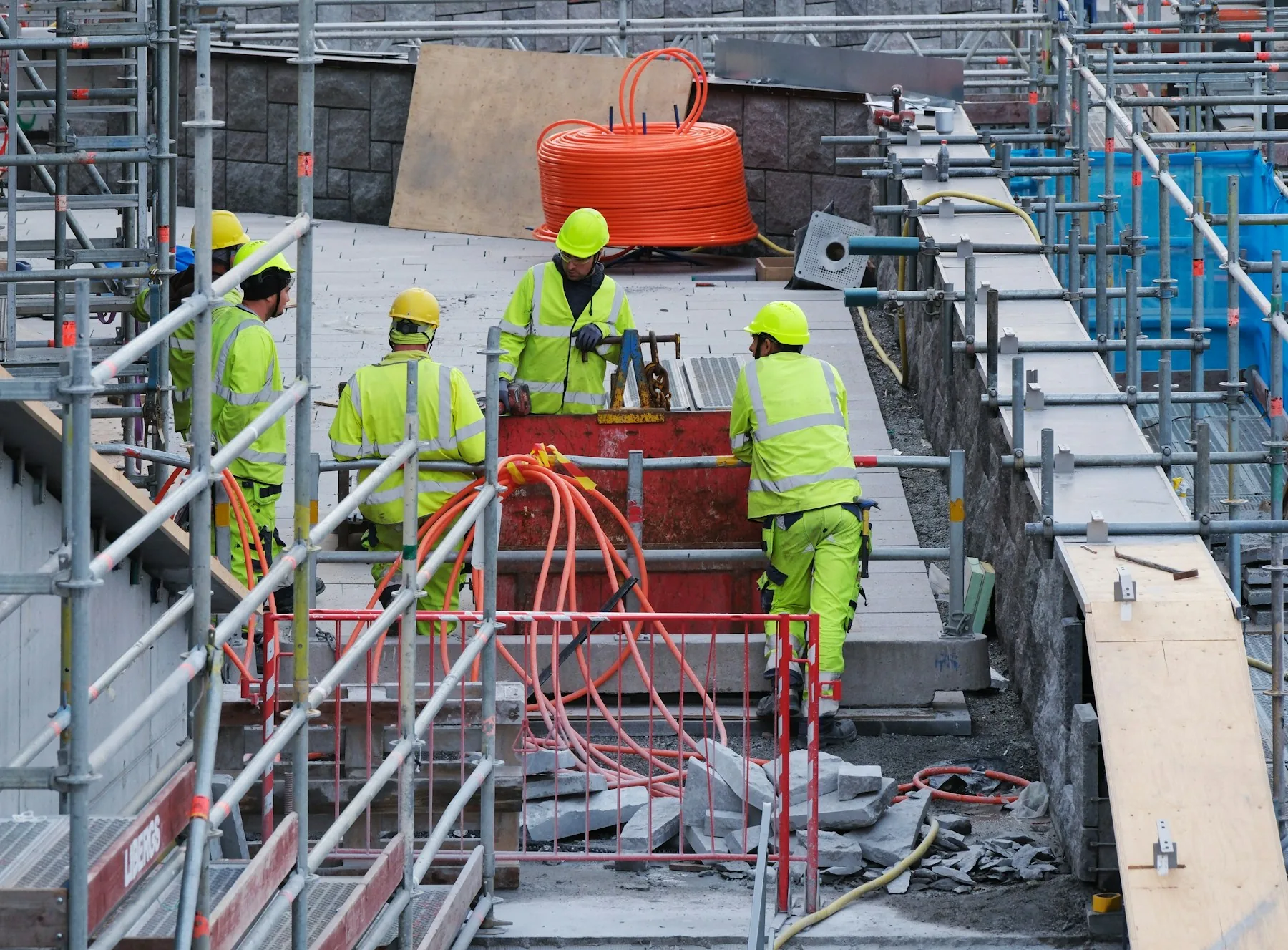 Byggarbetsplats med ställning och pågående stomarbete