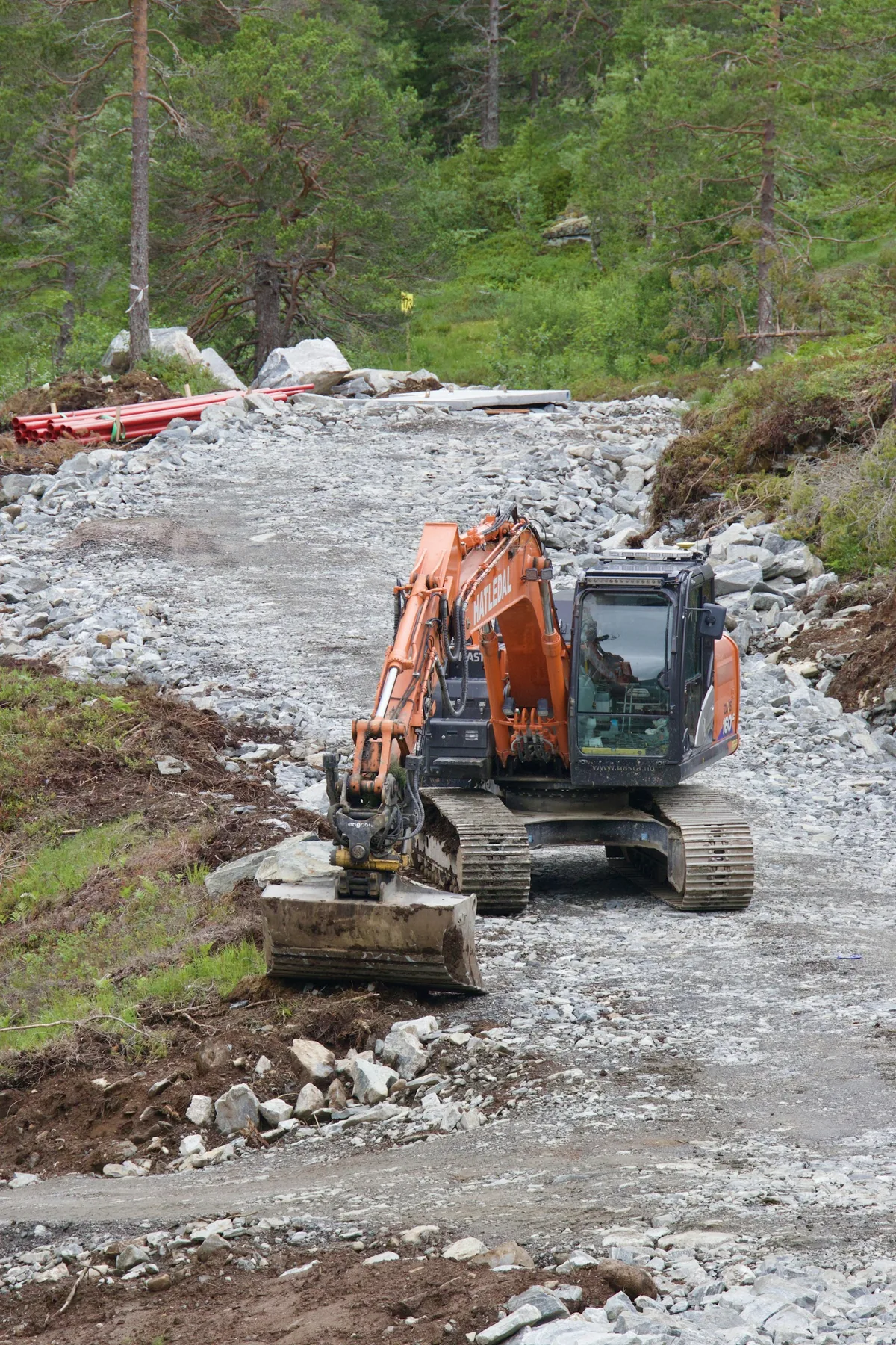 Grävmaskin vid markarbete på en byggplats